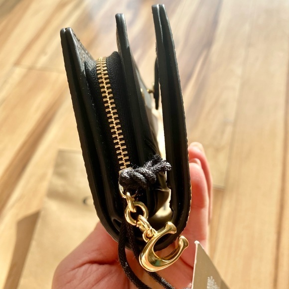 🌈🏅NEW🏅Coach Disney Mickey Mouse wallet/leather/has coins zip pocket - Picture 3 of 8